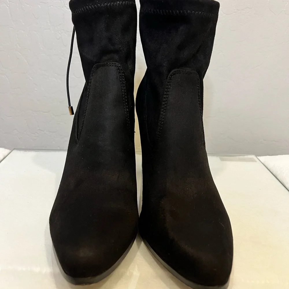 Color: black with gold color hardware, material: Suede-like, size: 7.5 - Picture 2 of 5